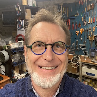 portrait-philippe-hafner-propriétaire-créateur-tissu-isolant-vaigrage-PVC-sur-feutre-pour-bateaux-camping-car-fourgon-fourgonnette